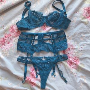 Victoria’s Secret Lingerie Bra Panty Garter Set